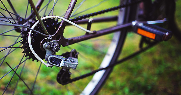 Comment utiliser un démonte-pneu ? / How to use a tire levers? // Tuto  B'TWIN 