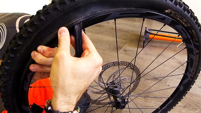 Monter des pneus VTT tubeless - Passer un VTT en tubeless [Tutoriel] -  Mantel - Mantel