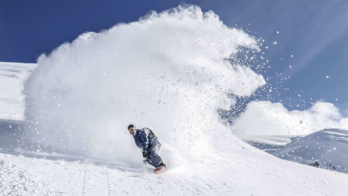 Snowboard - rider en poudreuse